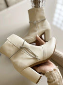 Bota-Feminina-Bico-Fino-Salto-Grosso-Branca-GarageBuy-03