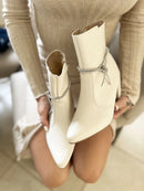 Bota-Feminina-Bico-Fino-Salto-Grosso-Branca-GarageBuy-04