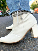 Bota-Feminina-Bico-Fino-Salto-Grosso-Branca-GarageBuy-05