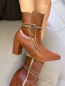 Bota-Feminina-Bico-Fino-Salto-Grosso-Caramelo-GarageBuy-01