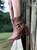 Bota-Feminina-Bico-Fino-Salto-Grosso-Caramelo-GarageBuy-03