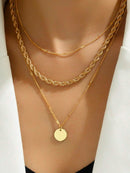 Colar-Feminino-Multicamadas-Com-Pingente-Dourado-GarageBuy-01